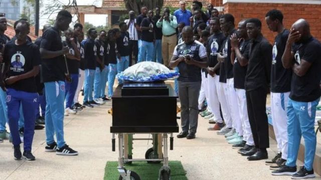 Un futbolista africano falleció recientemente luego de que unos delincuentes intentaran robarle sus pertinencias. Lo atacaron con golpes y adoquines.
