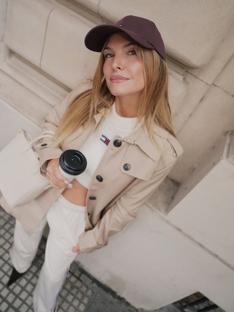 Trench impermeable, gorra "sport chic" y colores neutros: el sofisticado look de Sofía Zámolo para los días de lluvia
