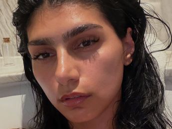 Desde Ibiza, Mia Khalifa arrasó con un vestido transparente con bordado metalizado y detalles en dorado