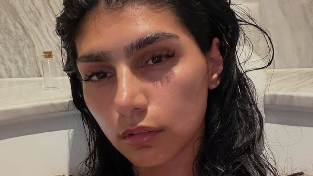Minivestido drapeado verde oliva, escote halter y detalle "cut out": la sensual apuesta de noche de Mia Khalifa