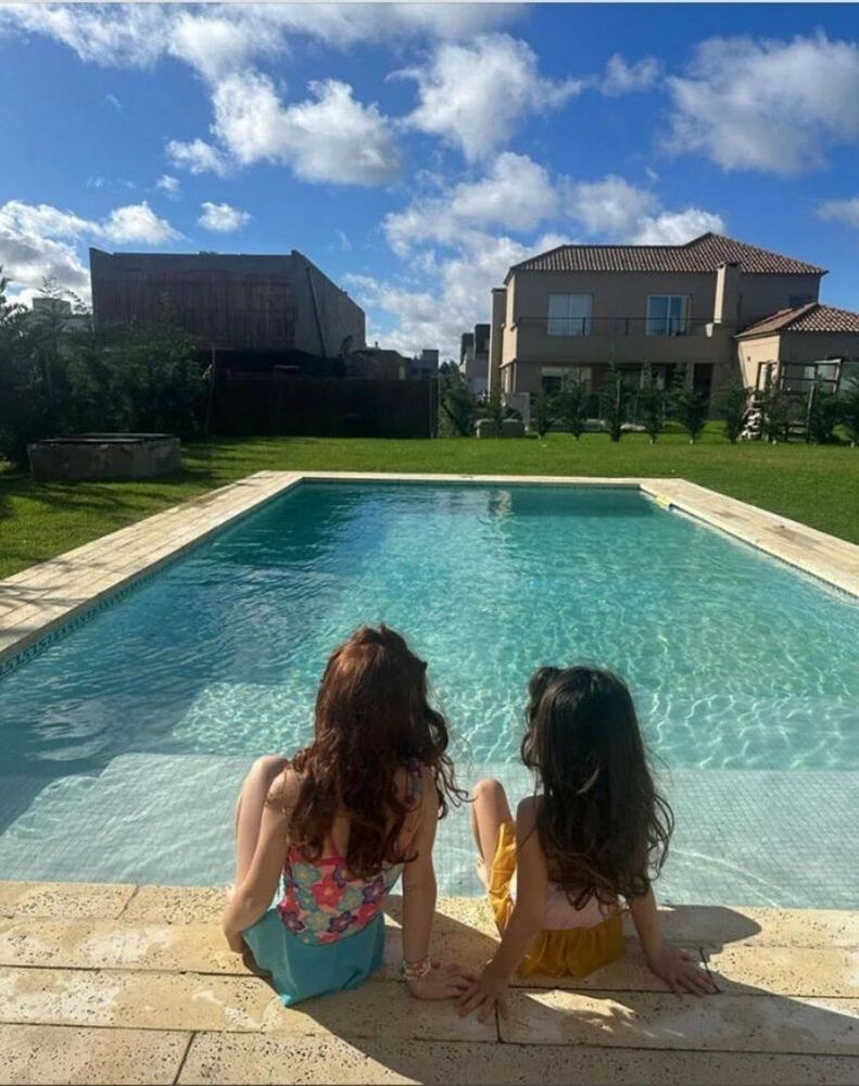 Así es la casa que La Joaqui compró cerca de la de Luck Ra y generó su separación: diseño moderno, piscina y un cuarto muy especial para sus hijas