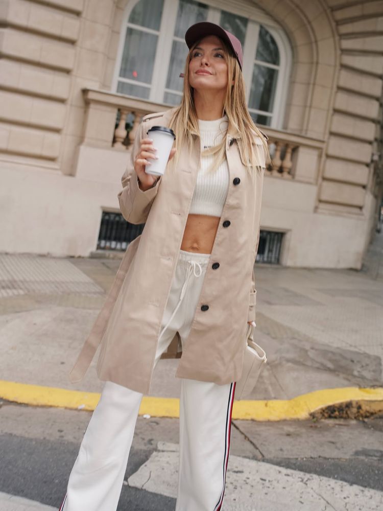 Trench impermeable, gorra "sport chic" y colores neutros: el sofisticado look de Sofía Zámolo para los días de lluvia