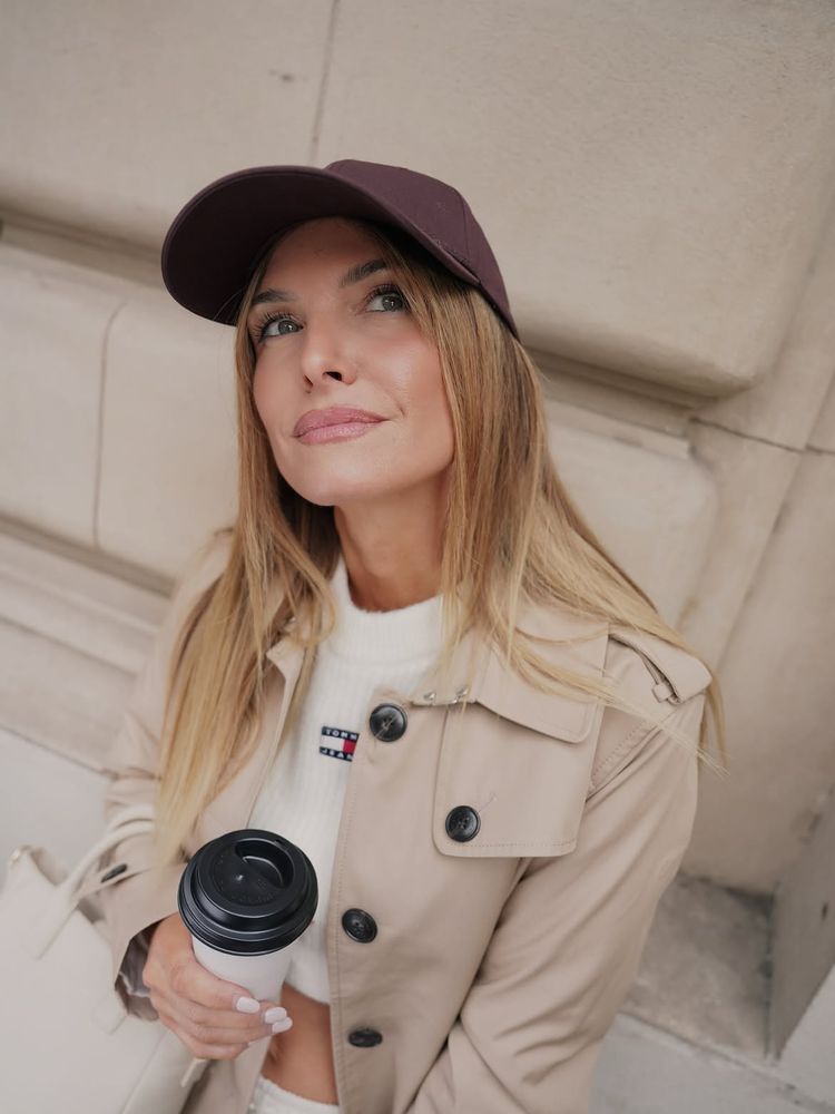 Trench impermeable, gorra "sport chic" y colores neutros: el sofisticado look de Sofía Zámolo para los días de lluvia