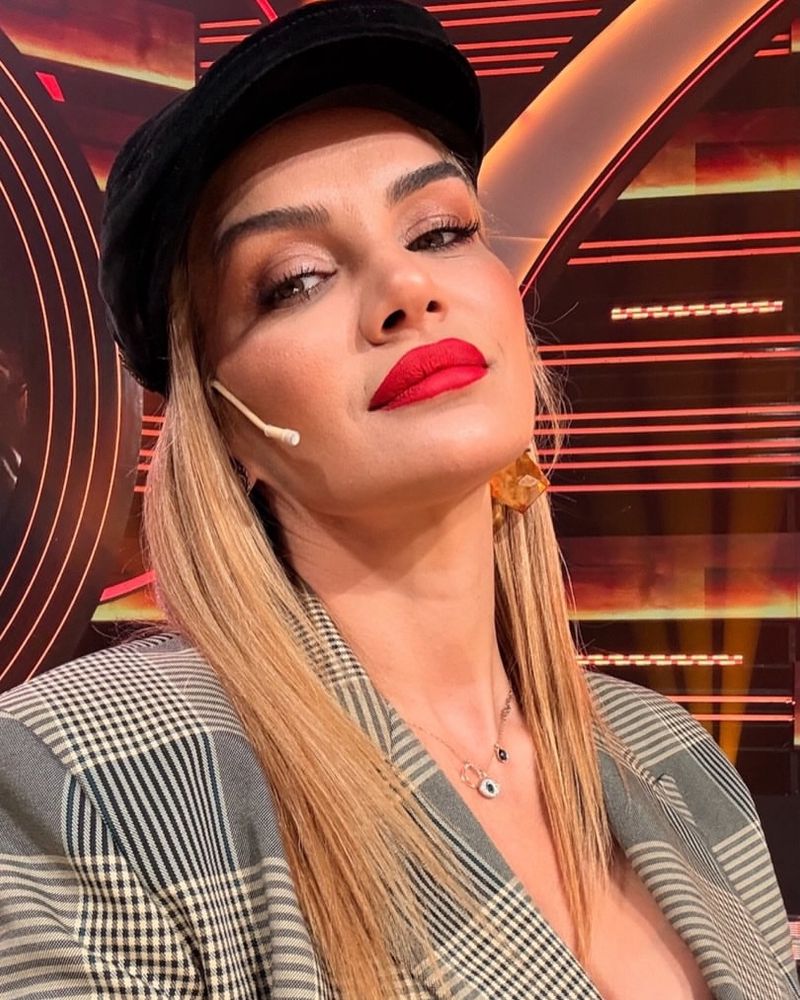 Eliana Guercio cautivó con un traje sastrero de estampado galés y lo combinó con el accesorio tendencia del invierno