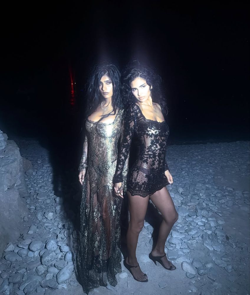 Desde Ibiza, Mia Khalifa arrasó con un vestido transparente con bordado metalizado y detalles en dorado