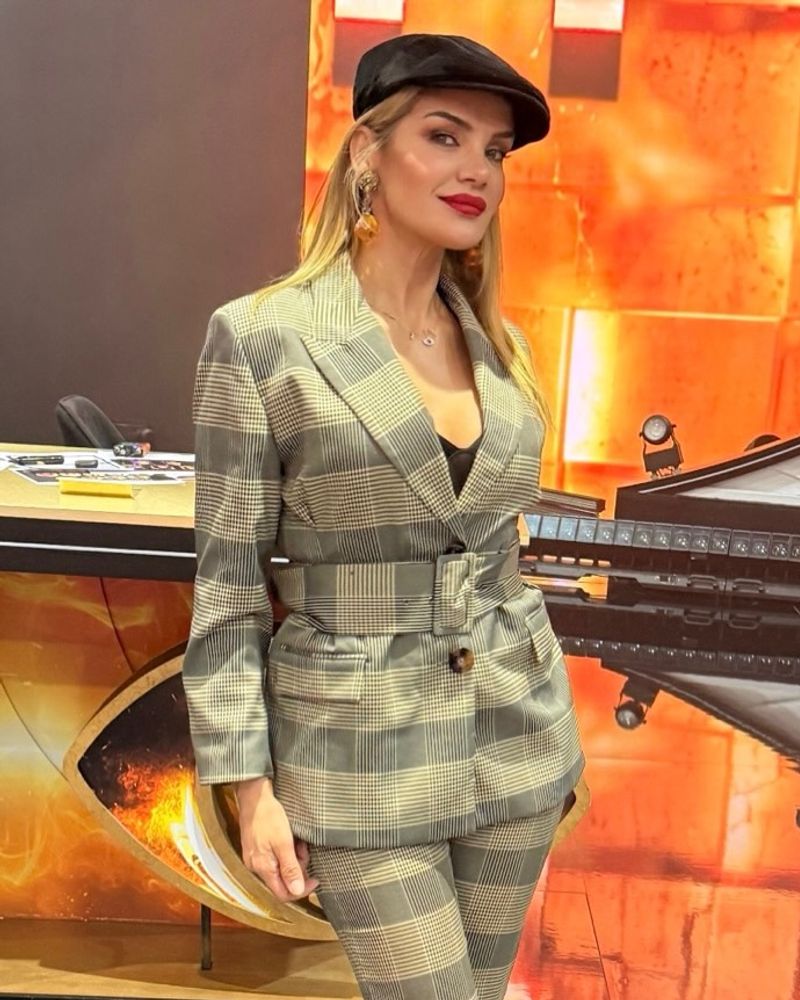 Eliana Guercio cautivó con un traje sastrero de estampado galés y lo combinó con el accesorio tendencia del invierno