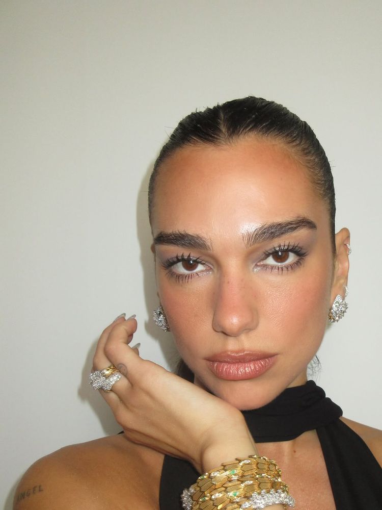 Espalda descubierta, flecos y "choker" incorporado: Dua Lipa eligió un vestido satinado y derrochó elegancia