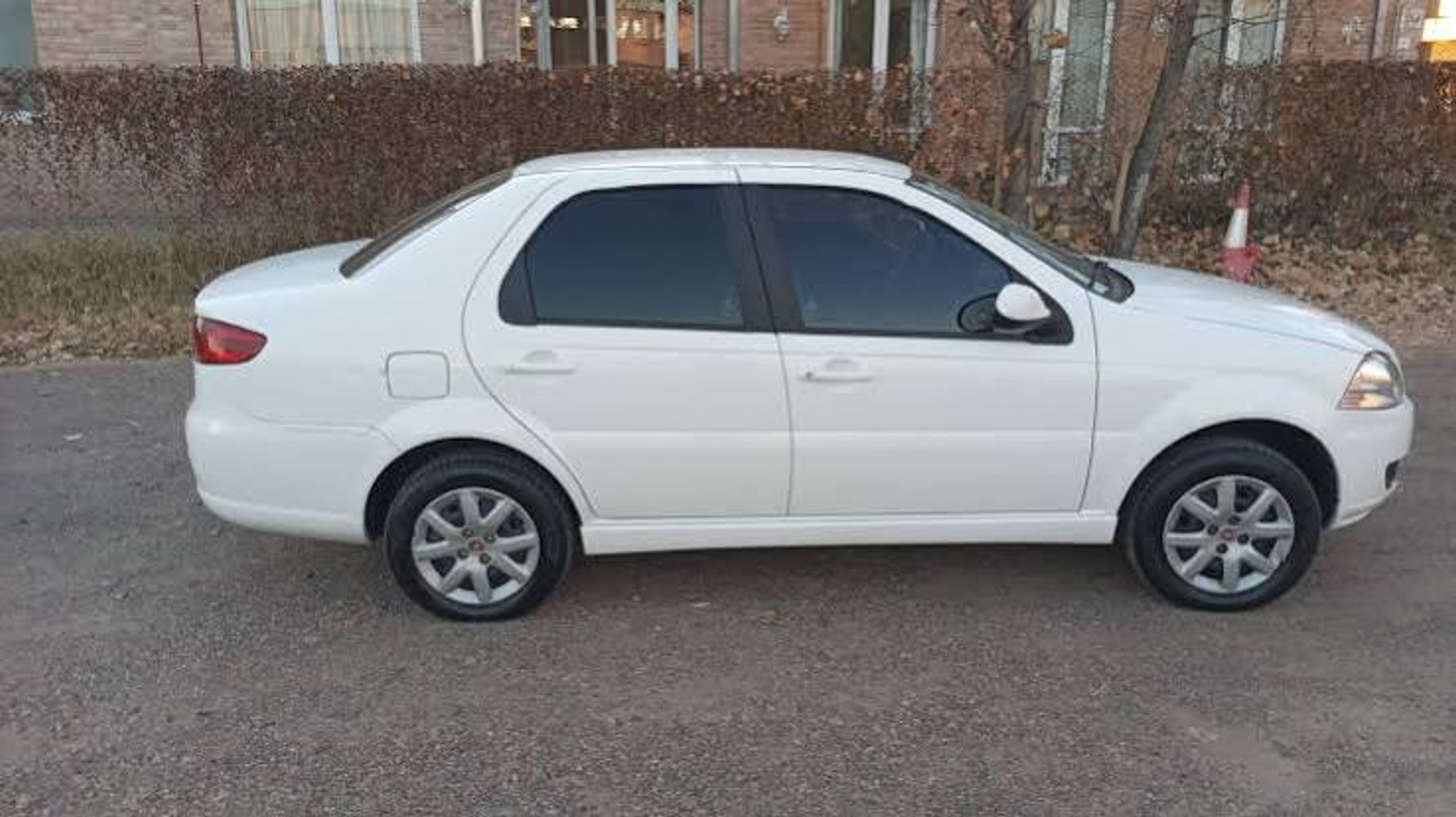 Un Ford Siena blanco, el automóvil que usaron los criminales para escapar.