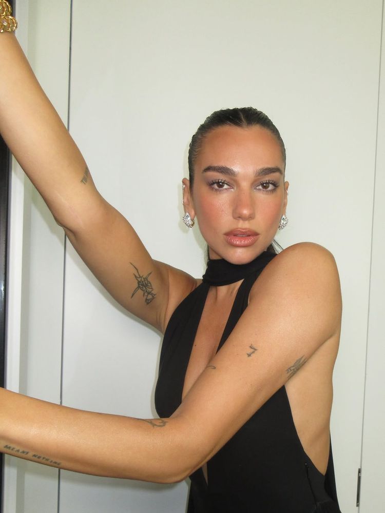 Espalda descubierta, flecos y "choker" incorporado: Dua Lipa eligió un vestido satinado y derrochó elegancia