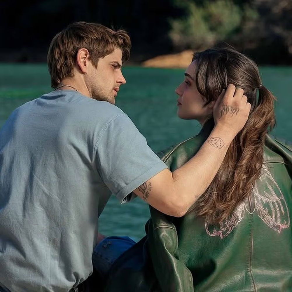 Chloé Wallace debuta como directora de cine con esta adaptación para Netflix.