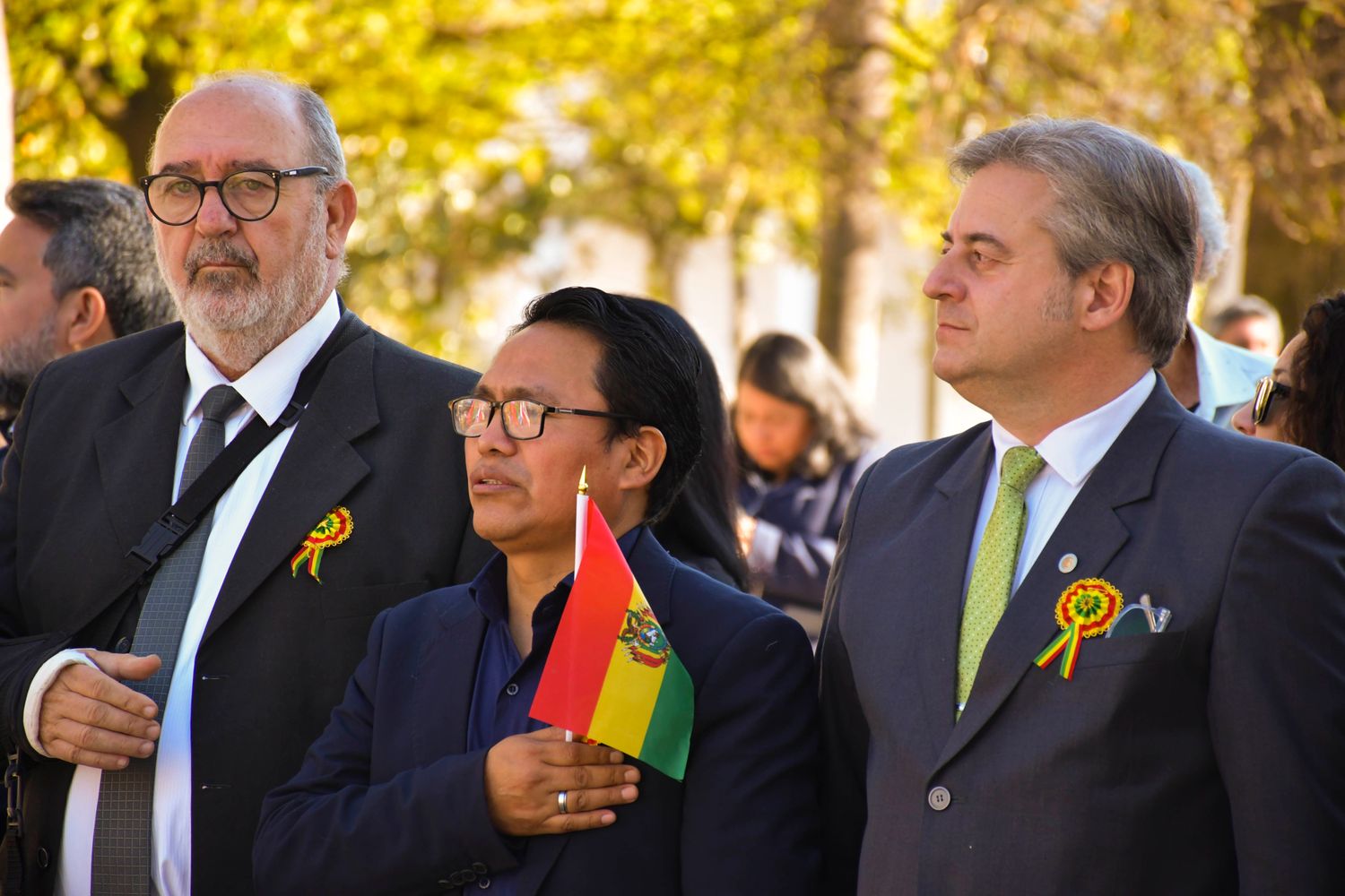 Gustavo Muro, secretario de desarrollo Humano del municipio local; el cónsul del Estado Plurinacional de Bolivia, Juan Ino Mamani; y el presidente del Concejo Deliberante capitalino, Gastón Millón, presidieron el acto en la plaza Belgrano.