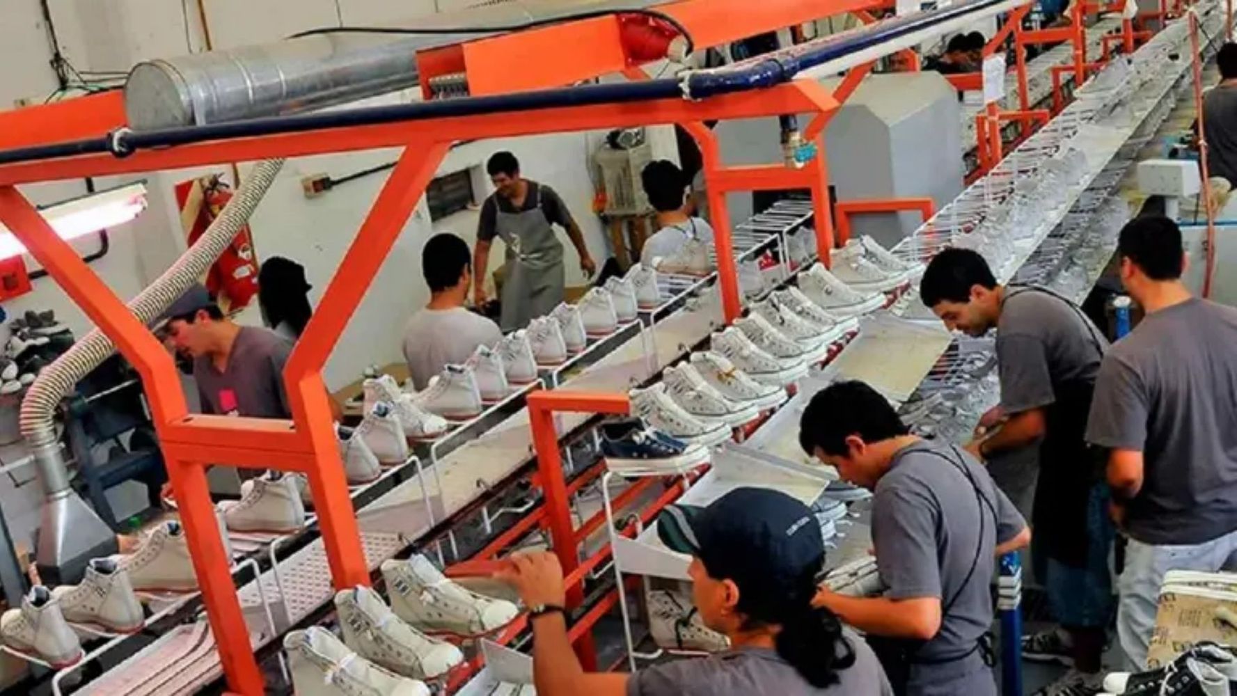 Cierra la fábrica de una histórica marca de zapatillas y dejará de producir en la Argentina: qué pasa con los empleados