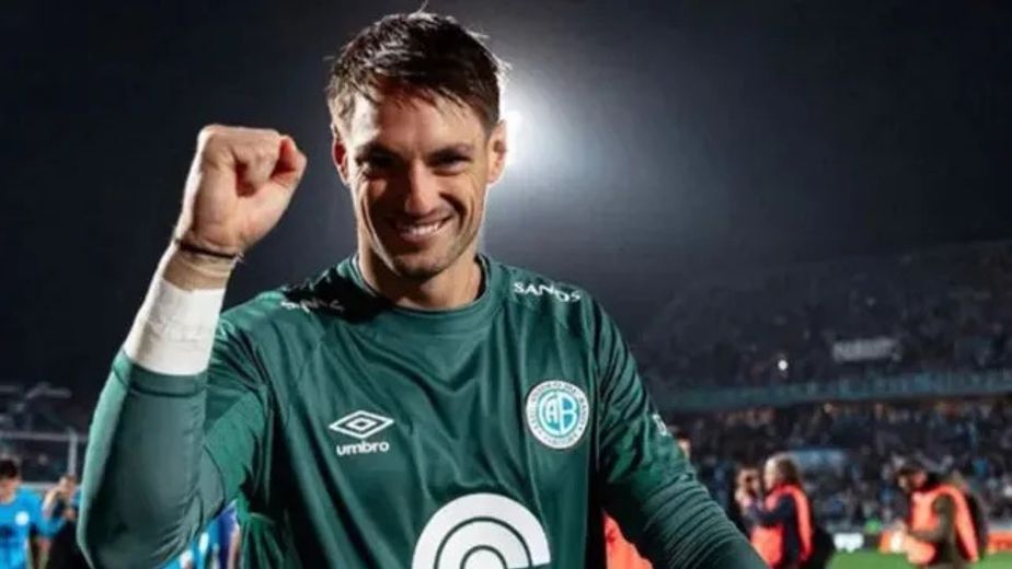 El uruguayo Thiago Cardozo, figura en el arco de Belgrano.