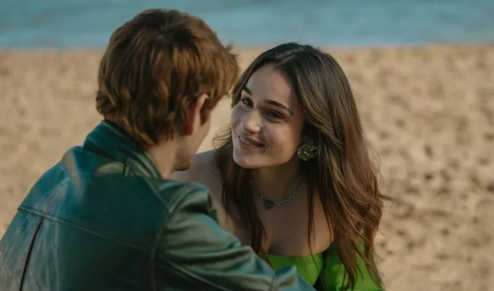 “Mala influencia” adapta una historia romántica que nació como fenómeno literario en Wattpad.