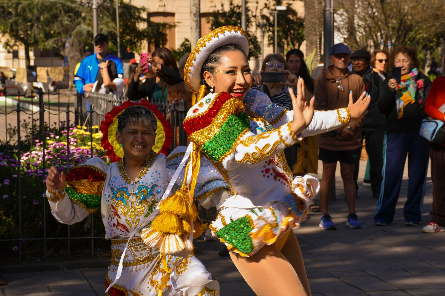 Las danzas tradicionales dieron particular color al acto celebratorio por los 201 años de la independencia de Bolivia, realizado en la plaza central de la capital jujeña.