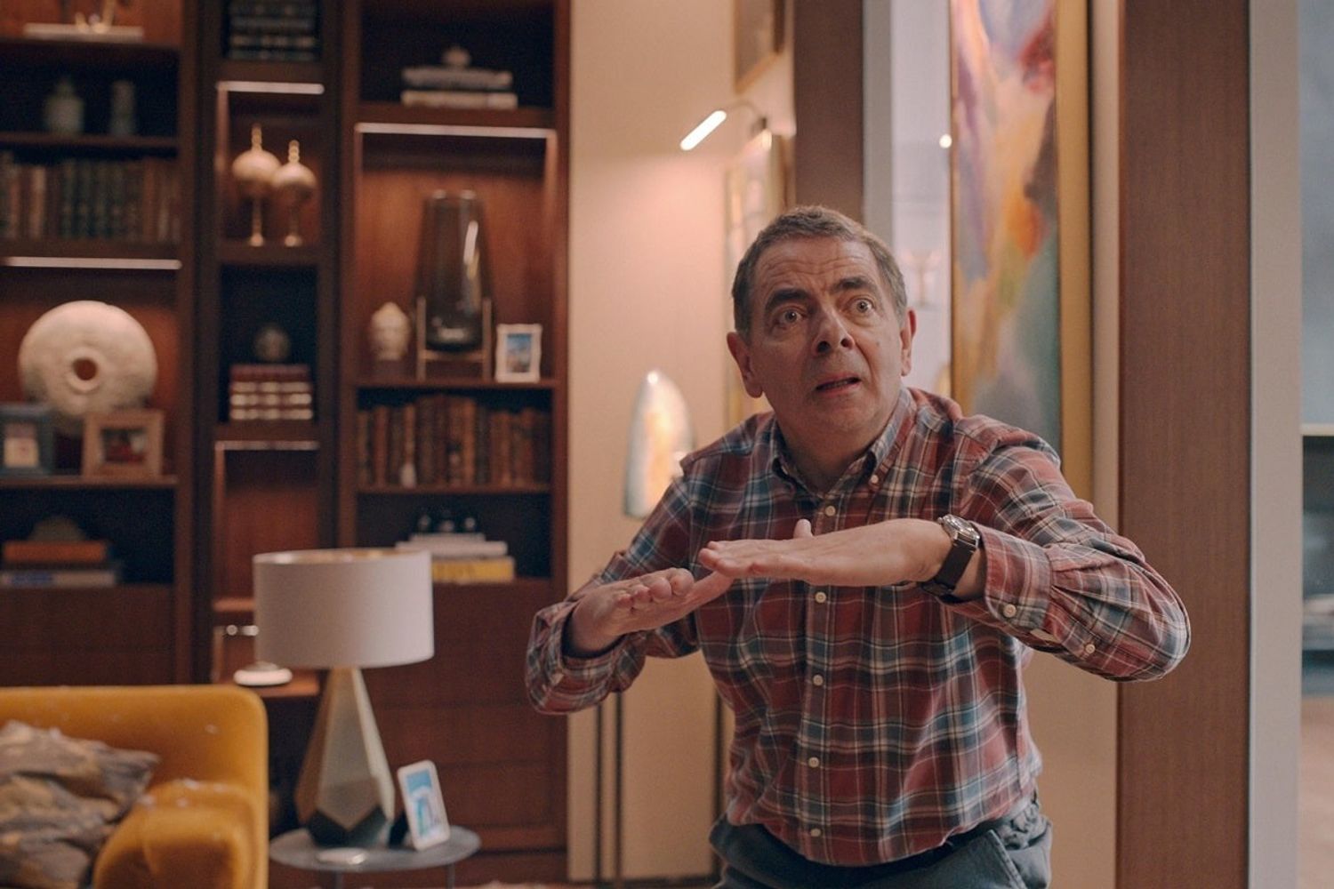 Rowan Atkinson regresa con una comedia absurda en "Hombre vs. abeja".