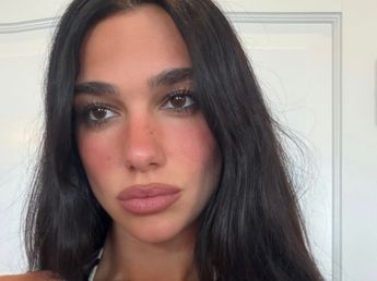 Espalda descubierta, flecos y "choker" incorporado: Dua Lipa eligió un vestido satinado y derrochó elegancia