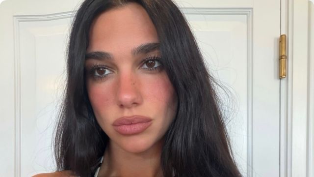 Espalda descubierta, flecos y "choker" incorporado: Dua Lipa eligió un vestido satinado y derrochó elegancia