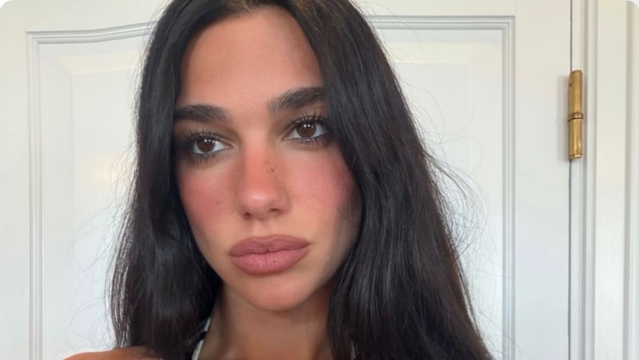 Espalda descubierta, flecos y "choker" incorporado: Dua Lipa eligió un vestido satinado y derrochó elegancia