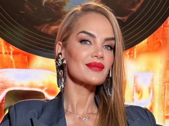 Eliana Guercio cautivó con un traje sastrero de estampado galés y lo combinó con el accesorio tendencia del invierno