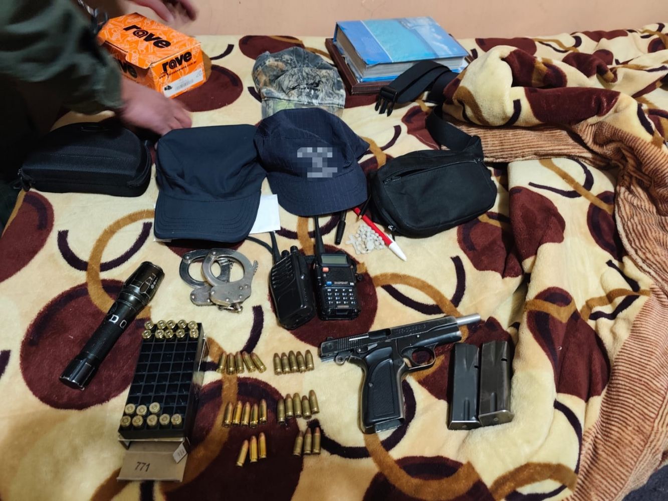 En los allanamientos a la familia Villegas se secuestró US$ 26.000, más de un millón y medio de pesos argentinos, armas, municiones, chalecos antibalas, doce vehículos, cuarenta teléfonos celulares y dos equipos de intercomunicaciones.