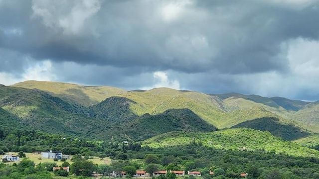 Paisaje serrano en La Cumbre.