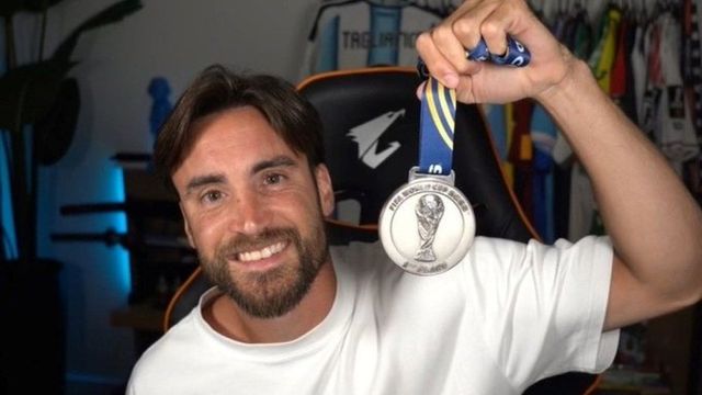 Nicolás Tagliafico mostró con orgullo la medalla obtenida con la Selección Argentina.