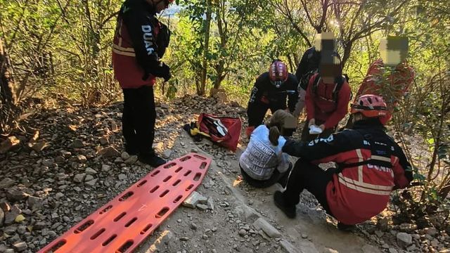 Personal del DUAR asistió a la turista tras el accidente ocurrido en el Cerro de la Cruz.