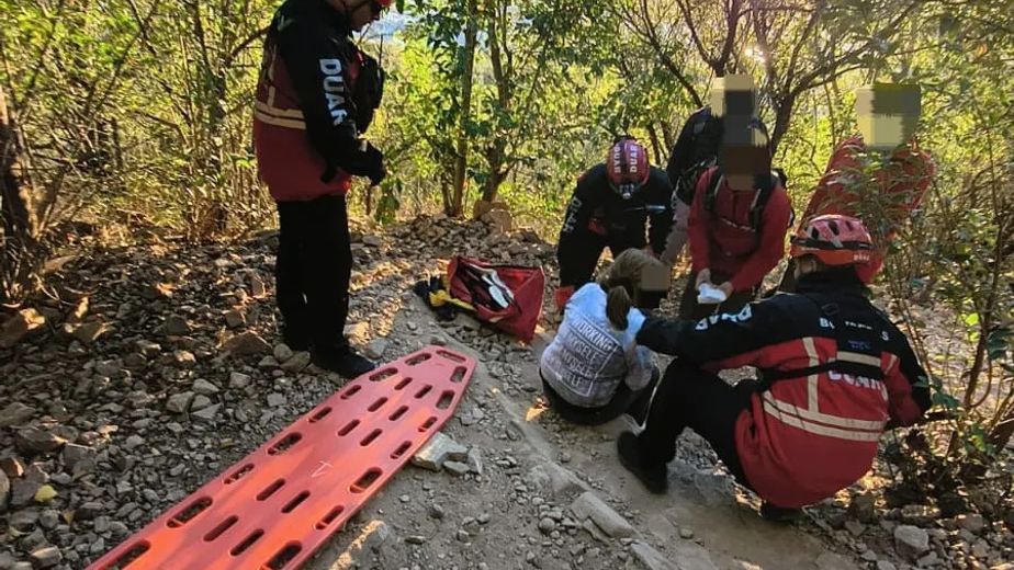 Una turista fue rescatada tras accidentarse en el Cerro de la Cruz