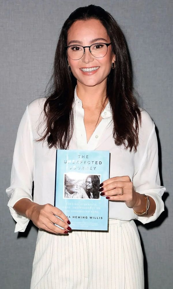 Emma con su nuevo libro, "El viaje inesperado: Cuidar de ti misma mientras cuidas a los demás".