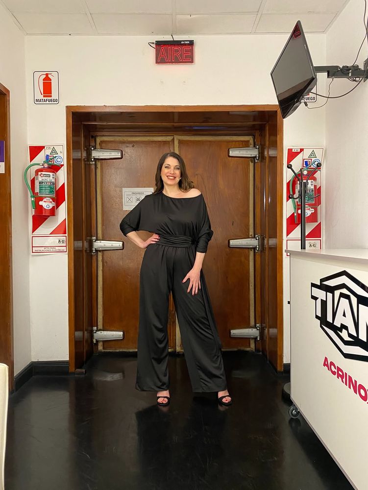 Mono vs minifalda: Valeria De Genaro mostró dos opciones de looks para la noche y arrasó en Instagram