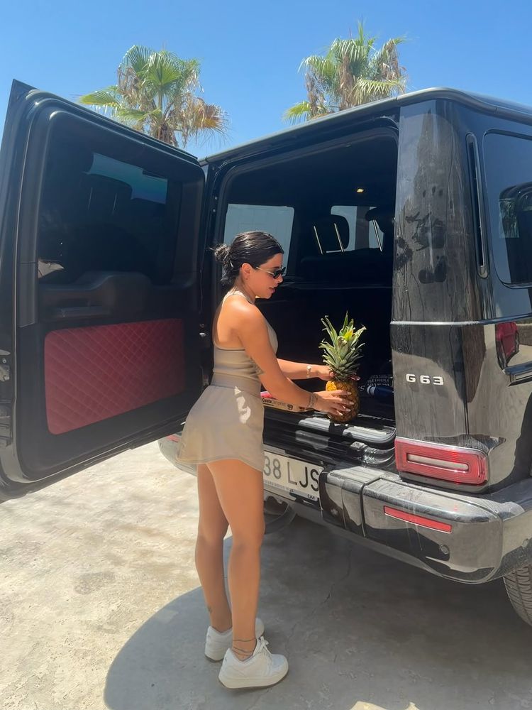 Valentina Cervantes apostó por el estilo "athleisure" y se adelantó a la tendencia del verano con un conjunto "tenniscore"