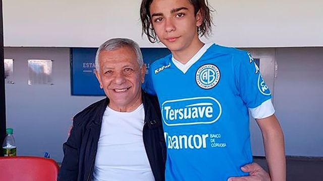 Miguel Laciar con su nieto Blas Correas en los palcos de la cancha de Belgrano