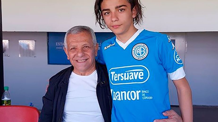 Miguel Laciar con su nieto Blas Correas en los palcos de la cancha de Belgrano
