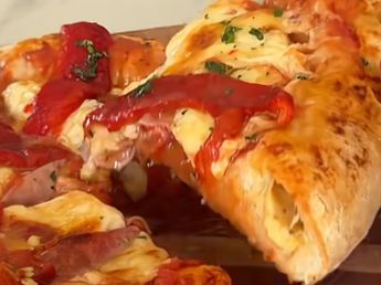 Cómo hacer pizza casera con borde relleno: el secreto del prefermento para que quede perfecta