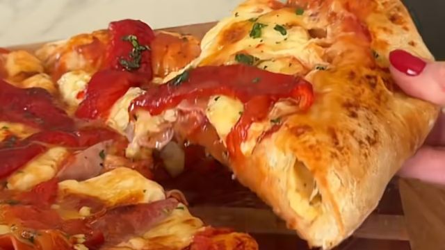 Cómo hacer pizza casera con borde relleno: el secreto del prefermento para que quede perfecta