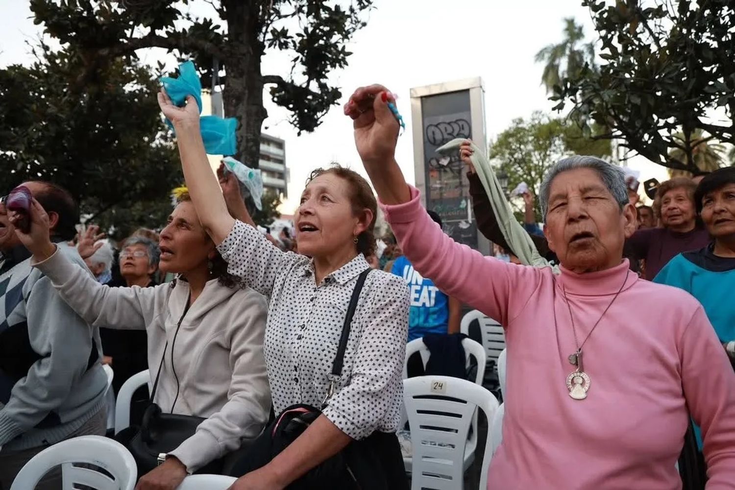 En su mensaje a los fieles con motivo de la celebración en honor al Santísimo Salvador, el obispo Daniel Fernández expresó su deseo de que "vivan este día con alegría".