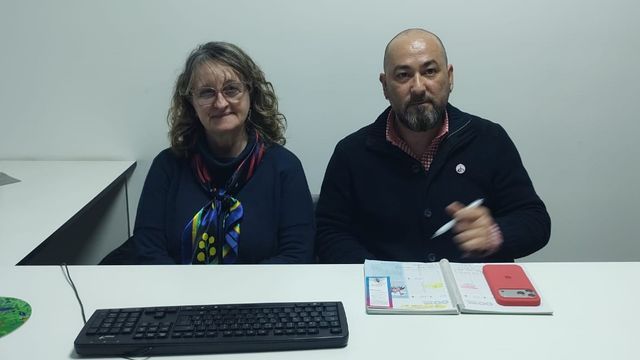 La bibliotecaria Lisandra Imanoni y el director de nivel Secundario del Colegio Holandés, Gastón Asserquet
