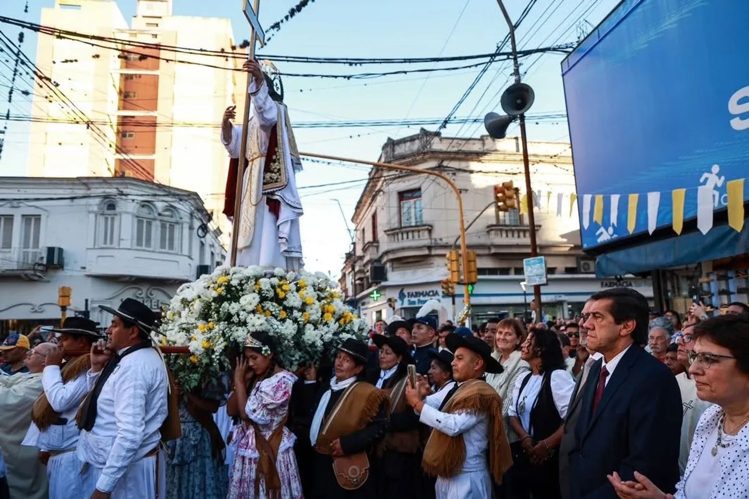 A su paso por la esquina de Belgrano y Lavalle, la procesión hizo una pausa para el emotivo encuentro de las imágenes del Santísimo Salvador y san Francisco.