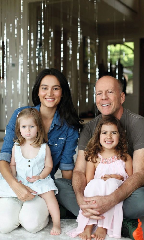Bruce y Emma con las hijas que tienen en común.