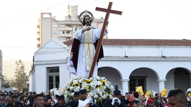 Las tradicionales fiestas patronales en honor al Santísimo Salvador, patrono de la ciudad de San Salvador de Jujuy, tuvieron una participación masiva de fieles que se congregaron en el casco histórico de la ciudad este jueves por la tarde. 