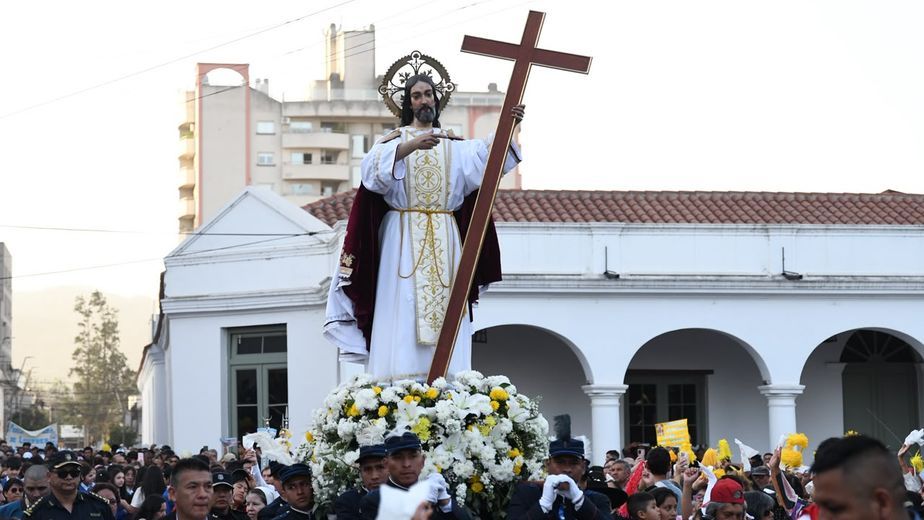 Las tradicionales fiestas patronales en honor al Santísimo Salvador, patrono de la ciudad de San Salvador de Jujuy, tuvieron una participación masiva de fieles que se congregaron en el casco histórico de la ciudad este jueves por la tarde. 