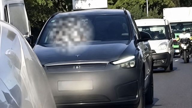 Los filmaron teniendo relaciones en un auto en movimiento y recibieron una insólita sanción.