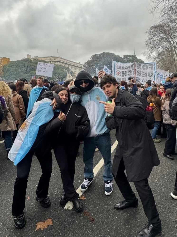 Lali Espósito y Dillom se sumaron a la multitudinaria marcha en el Congreso contra la Ley de Propiedad Privada