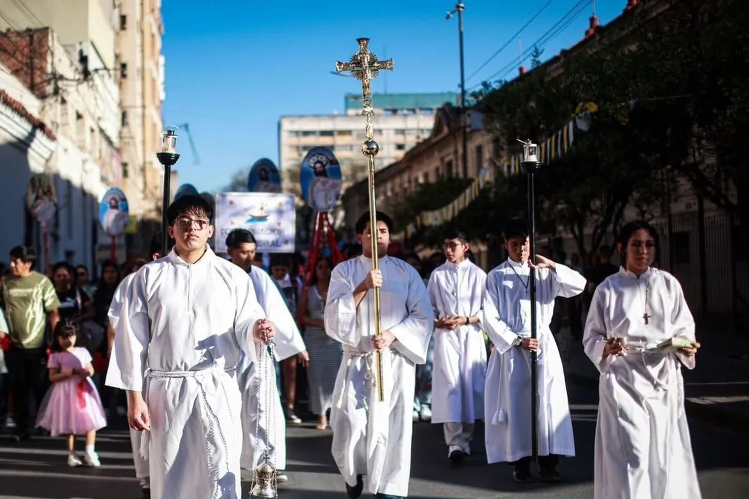 La jornada para honrar al sante patrono comenzó con la procesión por las calles céntricas de la ciudad, para luego dar paso a la solemne misa presidida por el obispo de Jujuy, monseñor César Daniel Fernández.