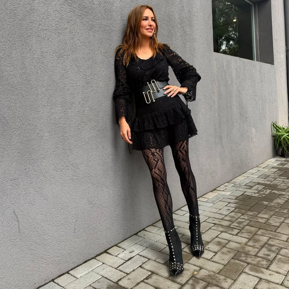 Vestido de encaje, cinturón estilo "corset" y medias caladas: Analía Franchín arrasó con un audaz look total black