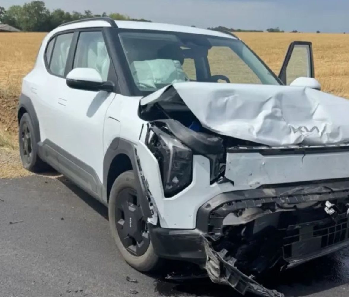 Así quedó el vehículo en el que viajaban Minnie Driver y su amigo tras el accidente en Francia.