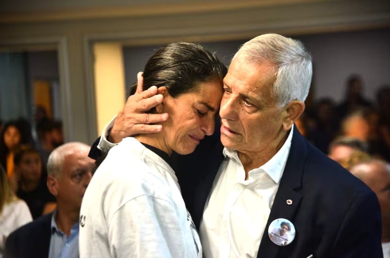 Miguel Laciar abraza a su hija Soledad luego del fallo judicial por el asesinato de Blas Correa, su nieto.