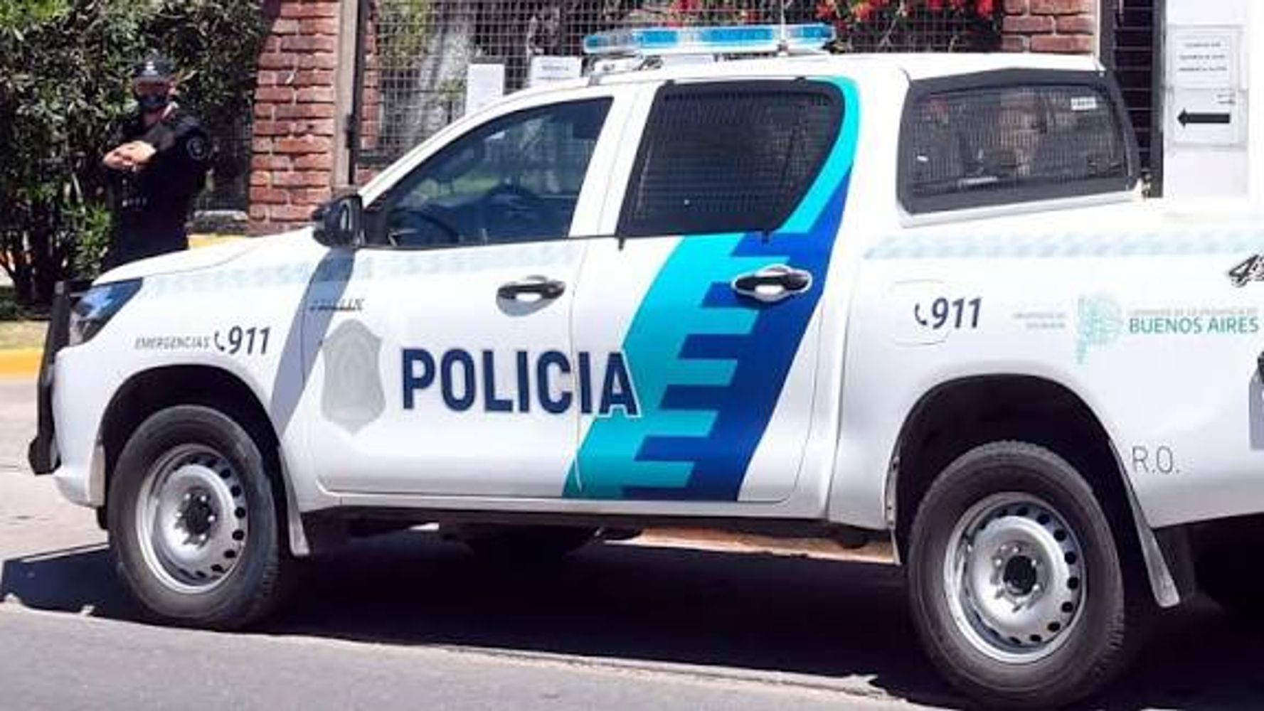 Efectivos policiales trabajan para encontrar a los asesinos.
