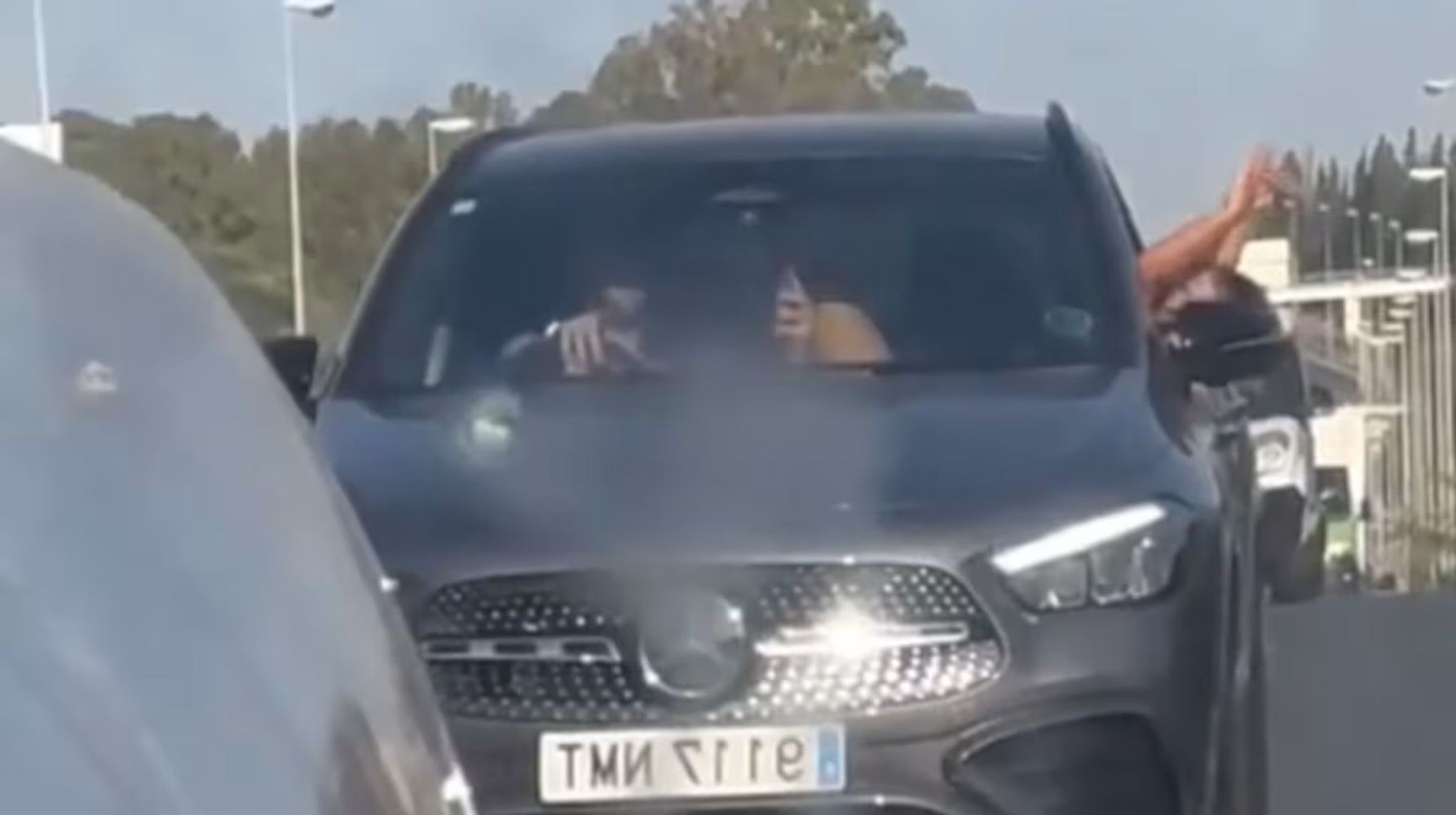 Los filmaron teniendo relaciones en un auto en movimiento y recibieron una insólita sanción.